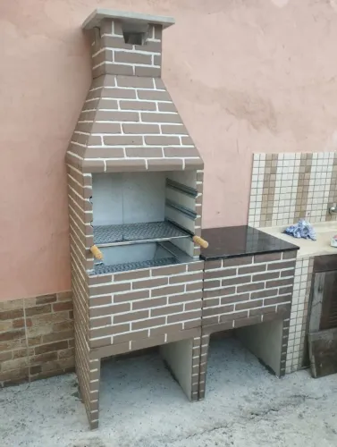 Churrasqueira pré moldada 65cm com bancada 