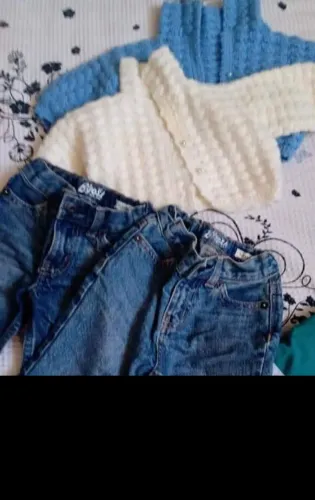 Conjunto de Roupas para Bebê - casaquinhos de lã feito a mão e Calça Jeans