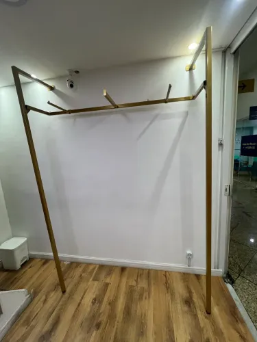 Arara de parede dourada loja