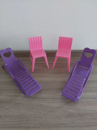 Conjunto de móveis para bonecas: cadeiras e espreguiçadeiras