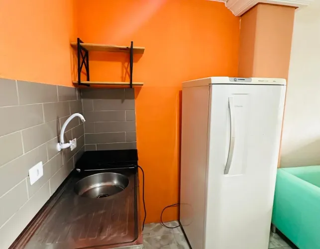 Studio mobiliado para casal ao lado da caixa 