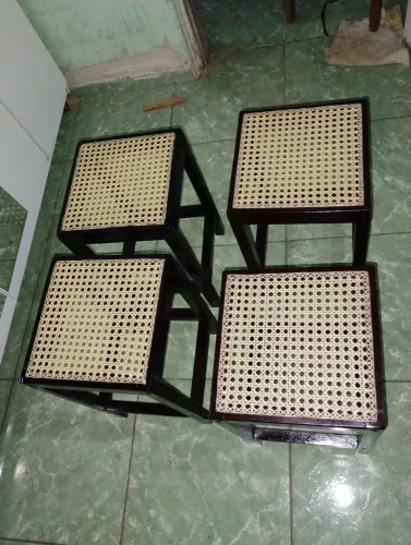 Vendo 4 bancos rústicos em palhinha, novos medindo 30x50, madeira de lei,600 reais.