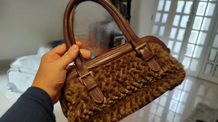 Bolsa Fillity, de Ombro em Pelúcia Marrom e Couro