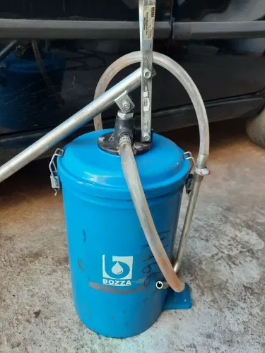 Bomba manual para óleo bozza.