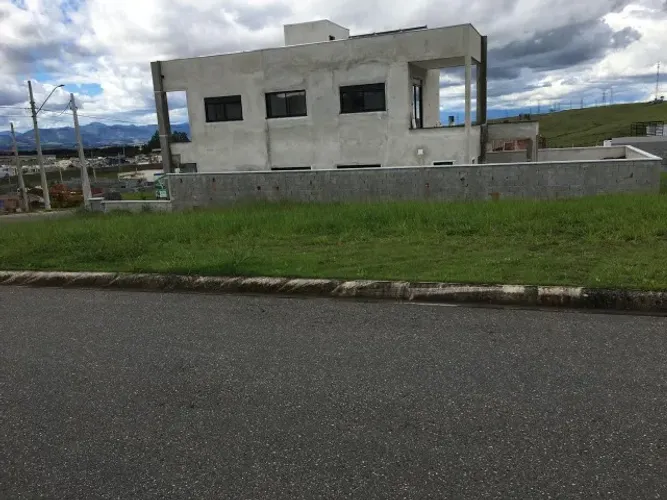 Malibu,Condomínio fechado, Terreno de 332 m² de esquina, Caçapava, Excelente posição.