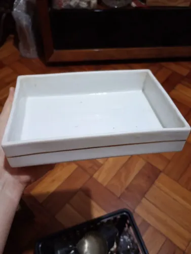 Bandeja branca retangular com detalhe dourado