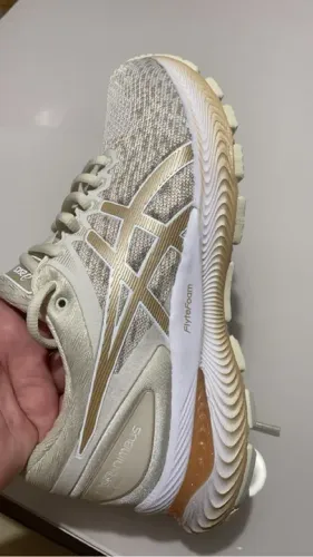 Tênis Asics Nimbus 24 Feminino - Bege