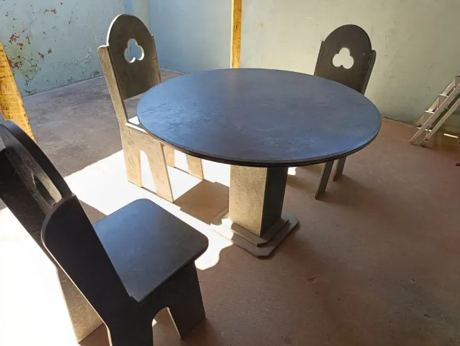 Conjunto de mesa e cadeiras em ardósia