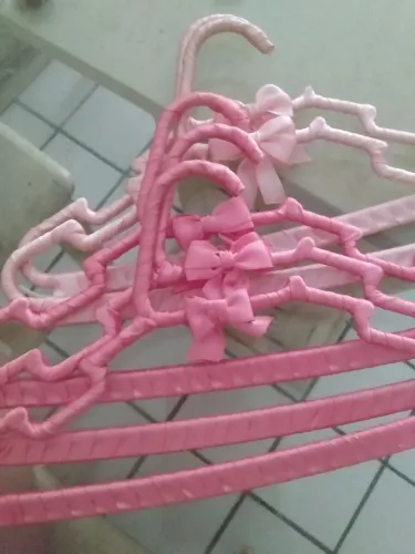 Cabides infantis decorativos com laços