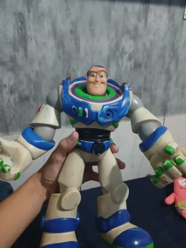 Boneco grande buzz ligthyear Toyota store 