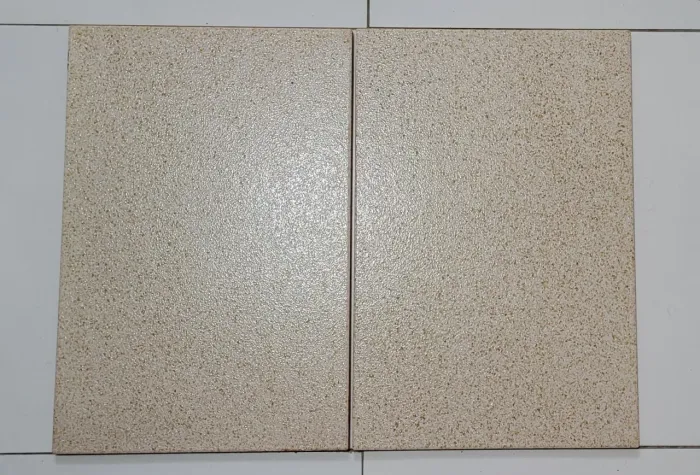 3,5m aprox. piso cerâmico padrão granulado tons de bege