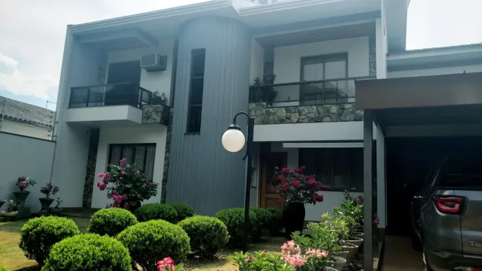 Sobrado Impecável 320m², 4 quartos, 4 banheiros com espaço para Piscina à 9min de Maringá