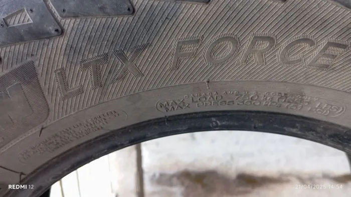 Pneus Michelin 215/65R16LTX force usado