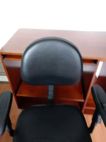 ESCRIVANINHA COM CADEIRA GIRATÓRIA.