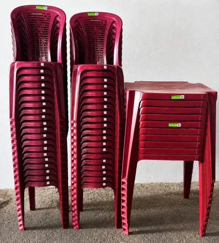 Conjunto de Mesa e Cadeiras de Plástico