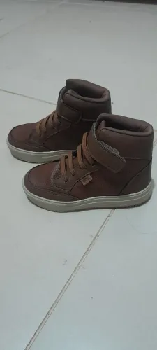 Vendo 5 pares de sapatos infantis sem detalhes, do 24 ao 26 + 4 brindes.