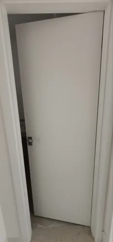 Porta branca abertura direita 70 cm