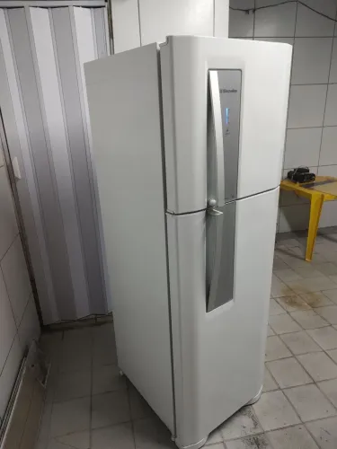 Geladeira Electrolux frost free gelando perfeitamente bem conservada faço entrega