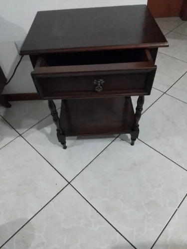 Criado mudo antigo. 