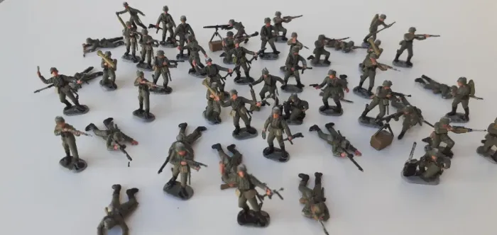 50 Miniaturas Soldados de Guerra ANOS 70. Esc:1/72 pintado a mão