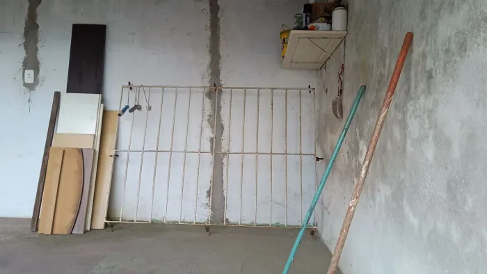 Vendo Grade ferro e Porta Madeira 