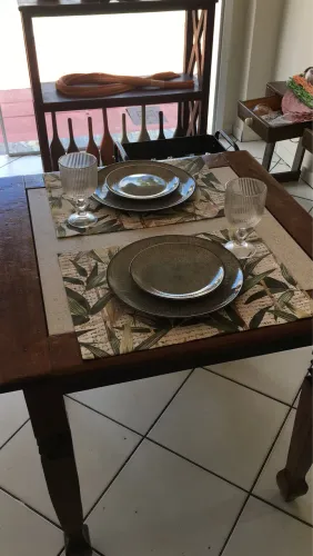 Mesa de madeira angelim