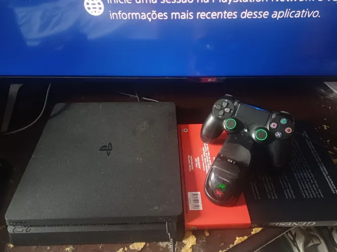 Ps4 Slim 1TB (troco por teclado). Acompanha Dark Souls 3 e carregador 