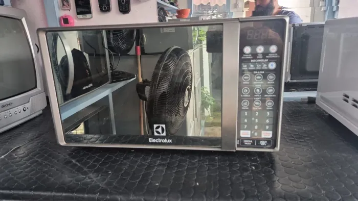 MICROONDAS ELECTROLUX COMPACTO 20 LITROS FRENTE LATERAIS INOX FUNCIONANDO TUDO OK O