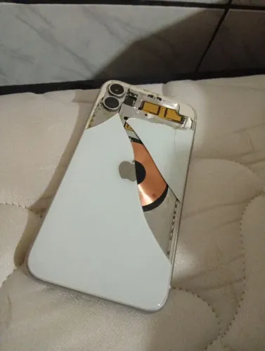 iPhone 11 sem face id e com alguns defeitos