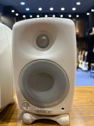 Monitor de Referência Genelec 8020B Biamplificado - 120V | Qualidade Profissional