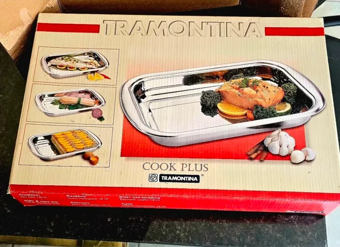 Travessa Tramontina em inox 18/10 Cook Plus. Nova, na caixa. Uma peça sofisticada 35 X 45.