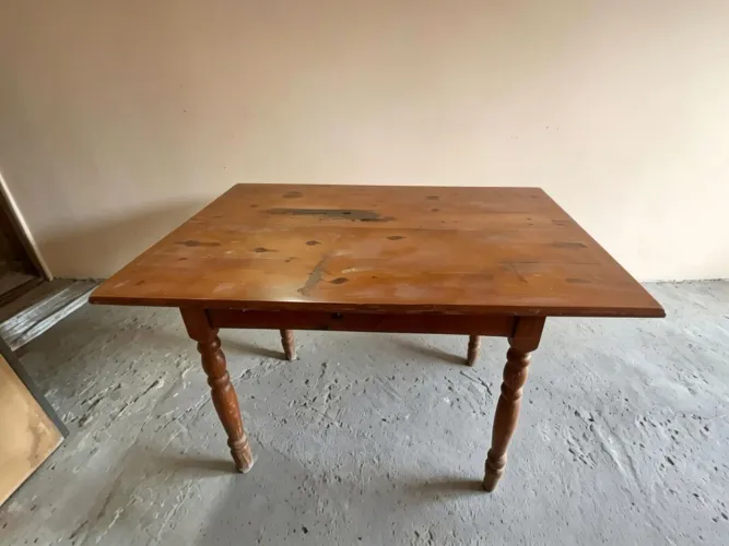 Mesa de madeira pequena