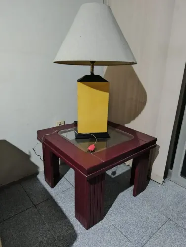 Vendo Estante + mesa de madeira com abajur. R$ 1.300,00