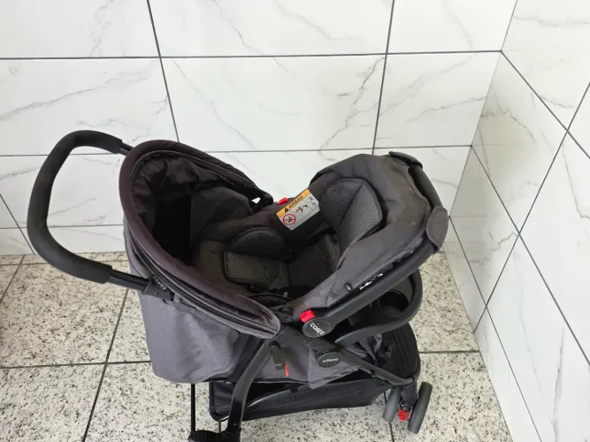 Carinho de bebê com bebê conforto