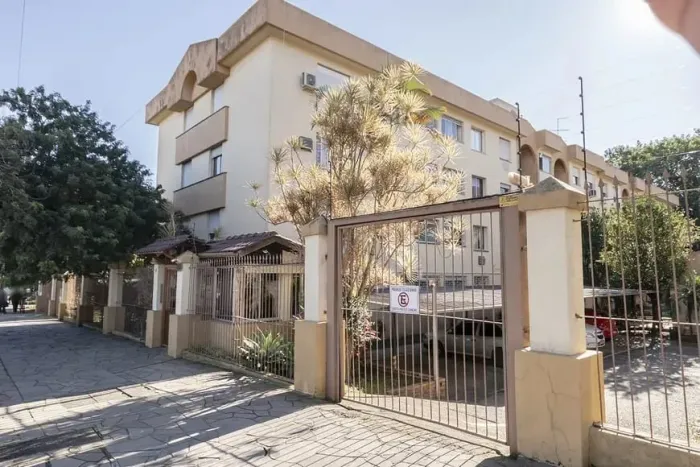 Apartamento de 2 quartos, no Bairro Tristeza, semi-mobiliado, com vaga escriturada.