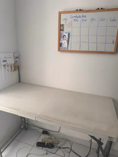 Mesa que desmonta e armário de banheiro