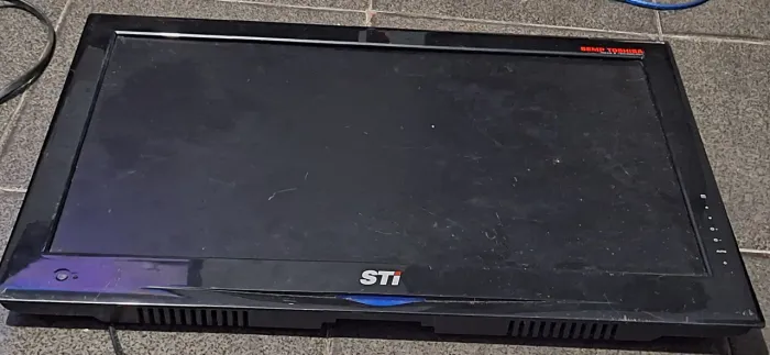 Monitor STI 23' com defeito