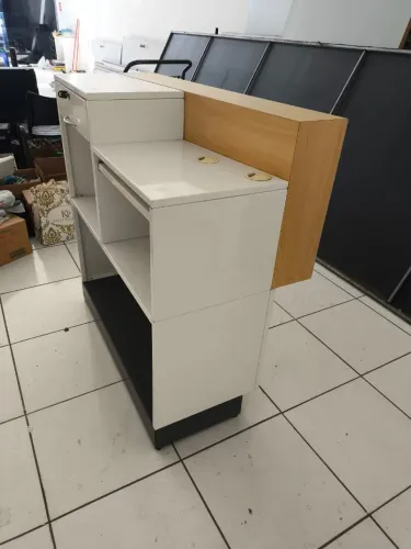 Balcão para loja bem conservado com gavetão