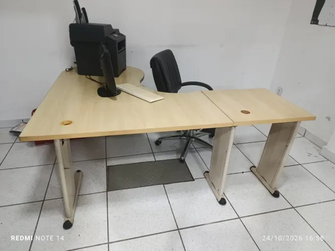 Mesa de escritório formato L