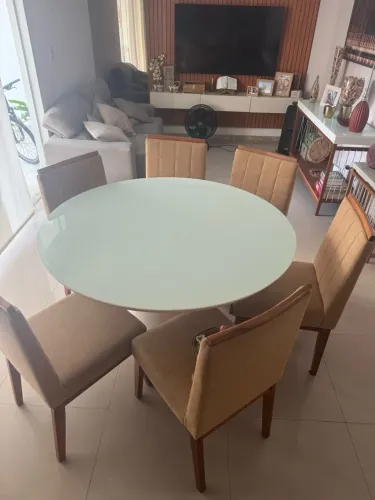 Mesa com cadeiras imperdível.