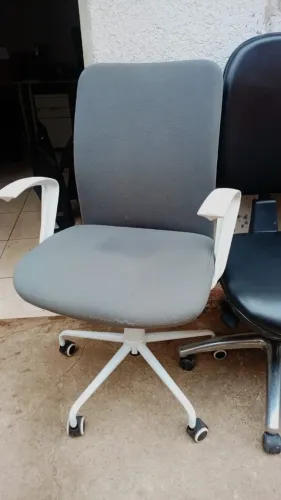 Cadeira Giratória com Regulagem de Altura - R$ 200