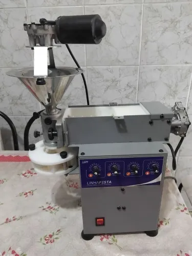 Máquina modeladora de salgados