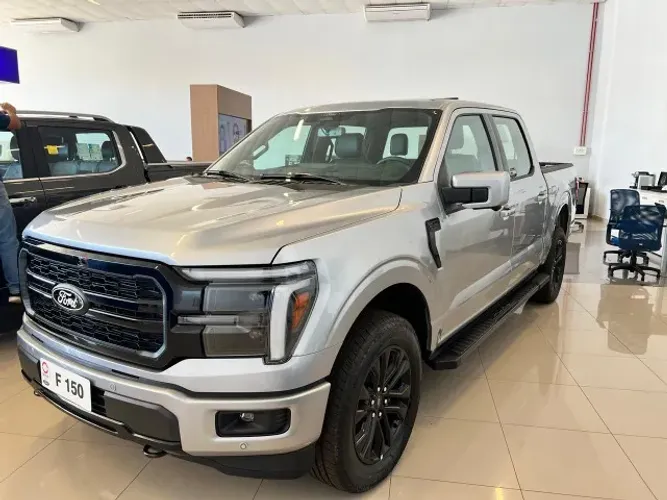 Ford F-150 Lariat Black 4X4 5.0 V8 2025