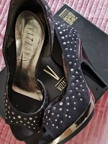 Scarpin com detalhes em metal,luxo sem avarias