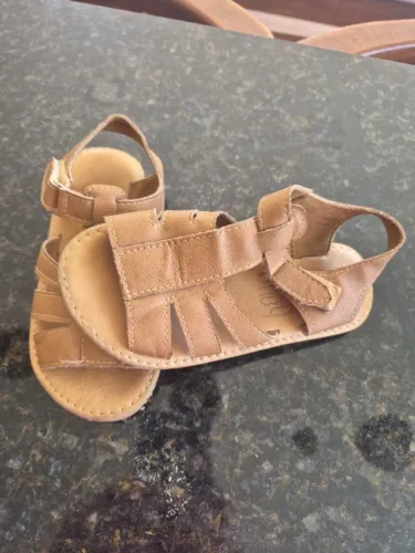 Vendo sandália de couro infantil, tamanho 25