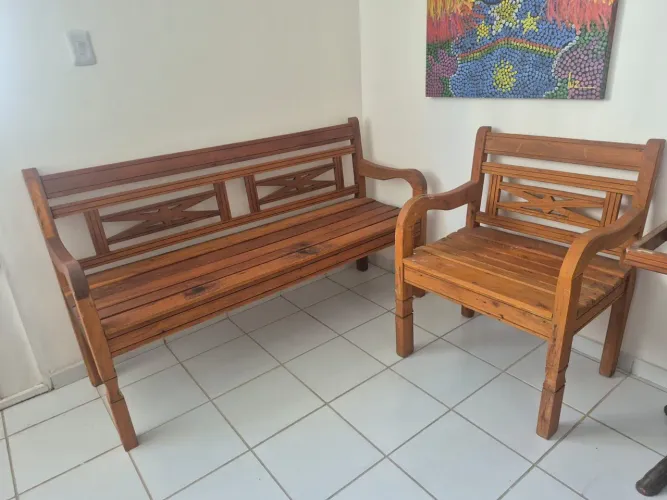 Lindo e novo conjunto de banco e cadeiras 