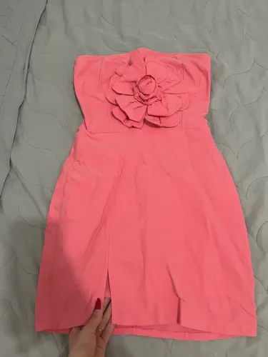 Vestido rosa com flor