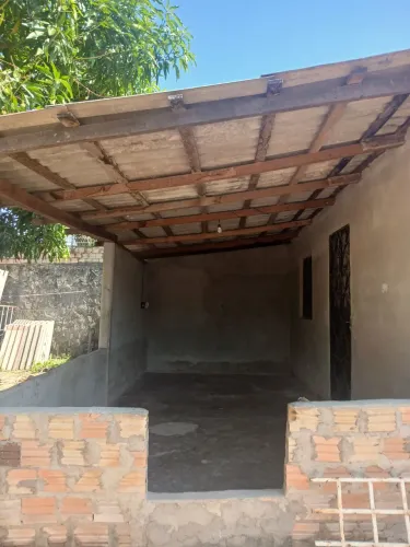 ALUGA-SE UMA CASA