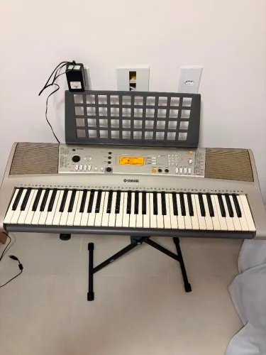 Um teclado musical modelo Yamaha PSR e313