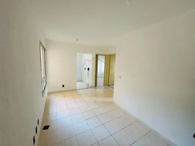 Apartamento térreo com 2 dormitórios para alugar - Residencial Colinas II na Chácaras Pous